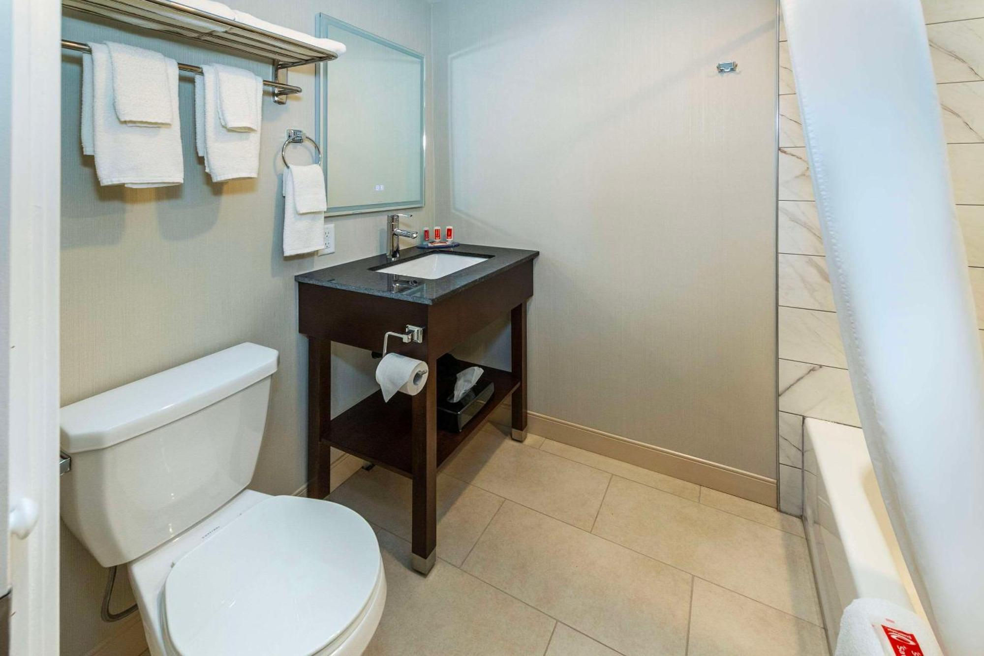 Econo Lodge Inn & Suites بينشر كريك المظهر الخارجي الصورة