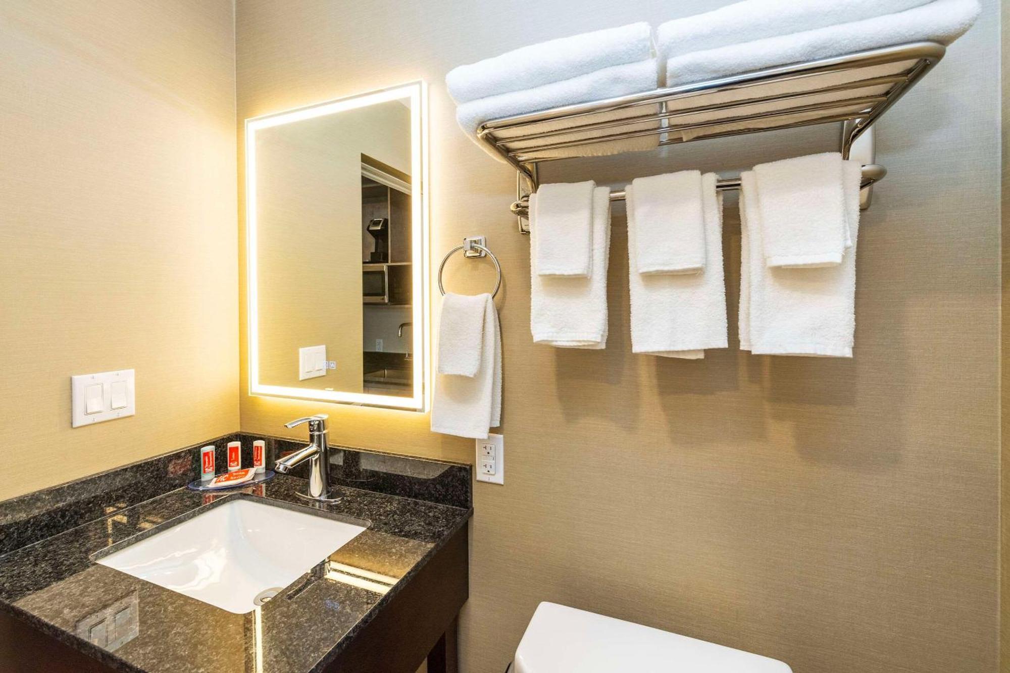 Econo Lodge Inn & Suites بينشر كريك المظهر الخارجي الصورة